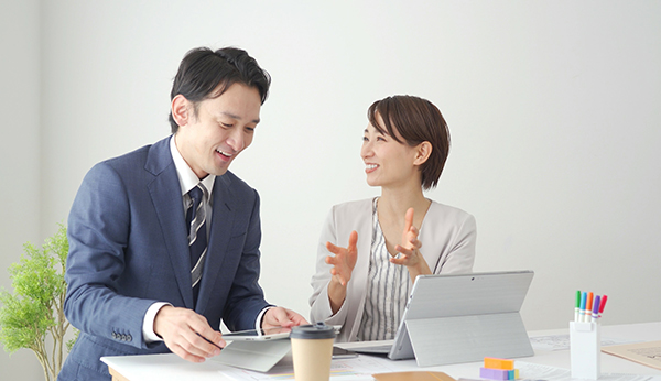 成功報酬型でリスクなく相談するビジネスパーソン