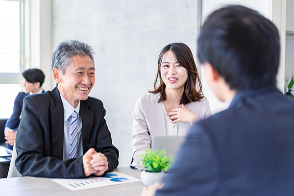 豊富な実績について説明するコンサルタント